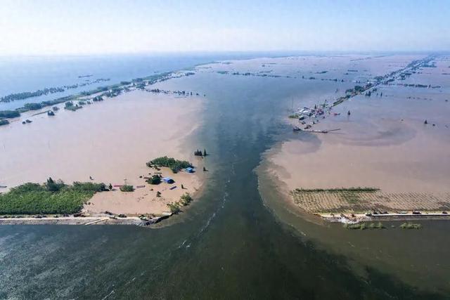 华容洞庭湖决堤现场：正在堵口，专家预计工程周期4天左右  第1张